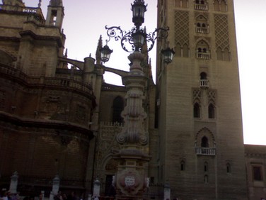 farola-fuente de la plaza Virgen de los Reyes. Sevilla