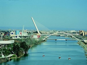 Puente de la Barqueta y Alamillo al fondo